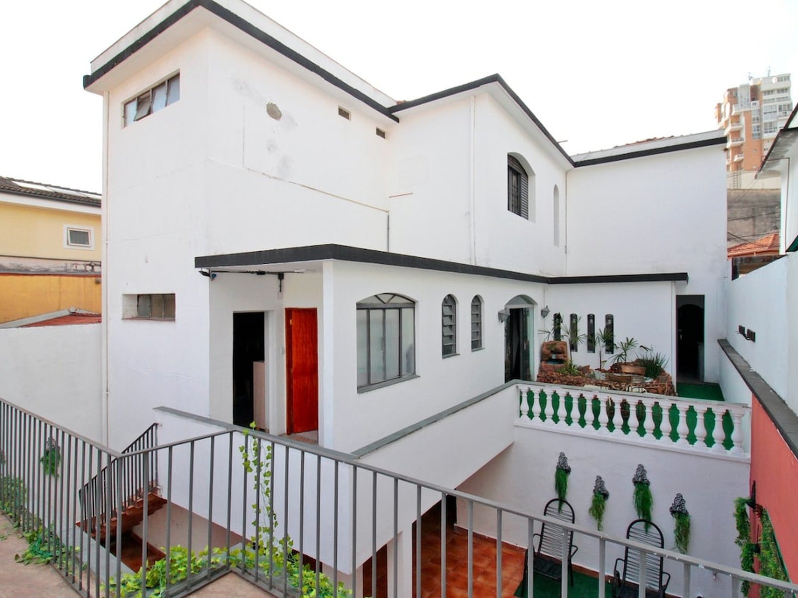 Fachada dos três andares da casa em Vila Mariana